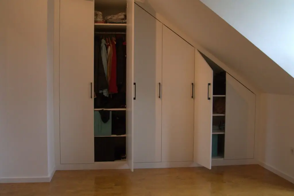 Großer Einbauschrank in der Dachschräge Dachschrägenschrank Maßangefertigt in Weiß